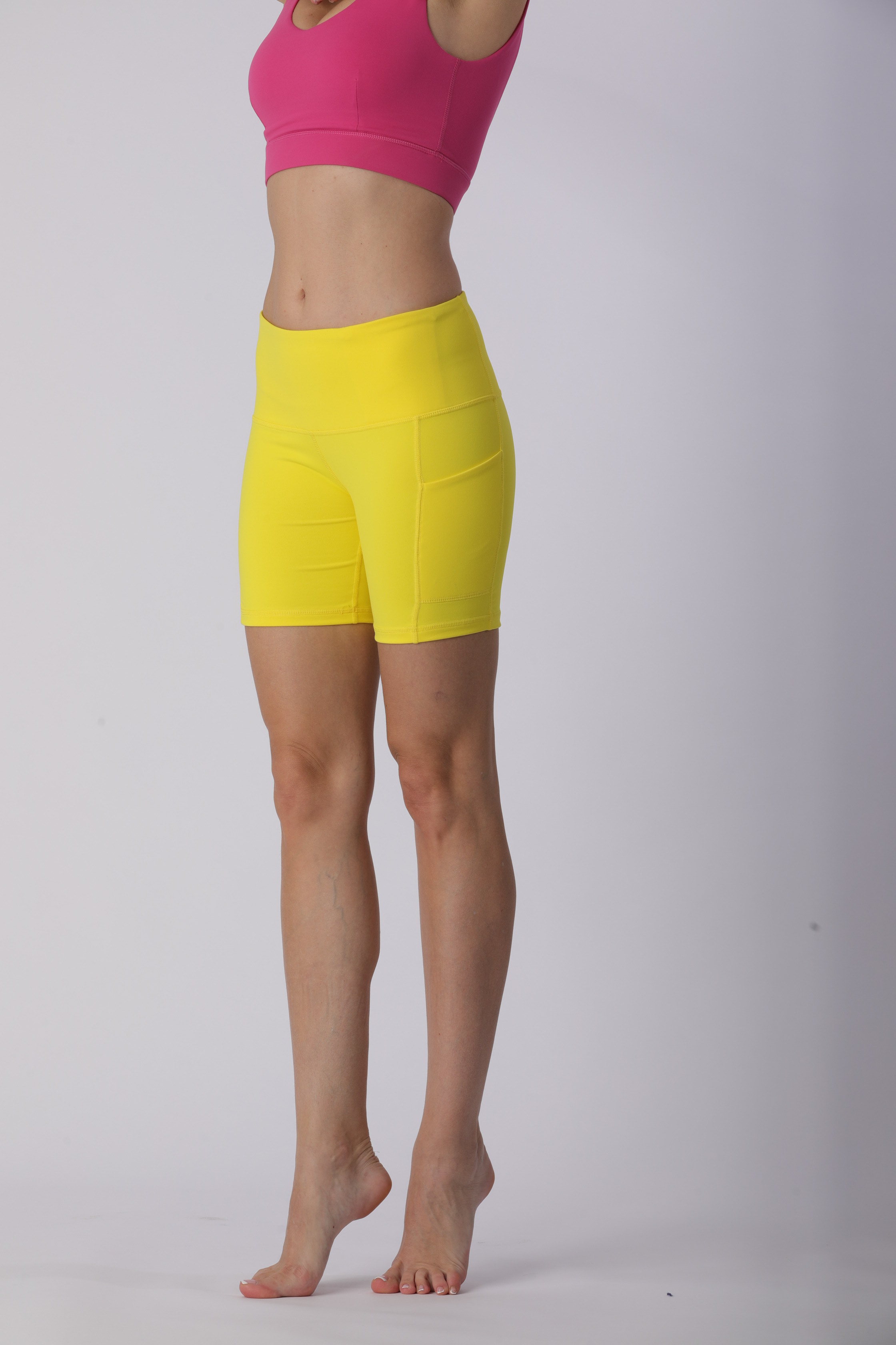 素色紧身裤性感模特，瑜伽裤勾勒出迷人身材_瑜珈